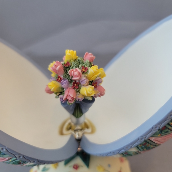 Daughter's Bouquet You are my Sunshine Patchwork of Love Musical Egg Collection - Picture 4 of 6